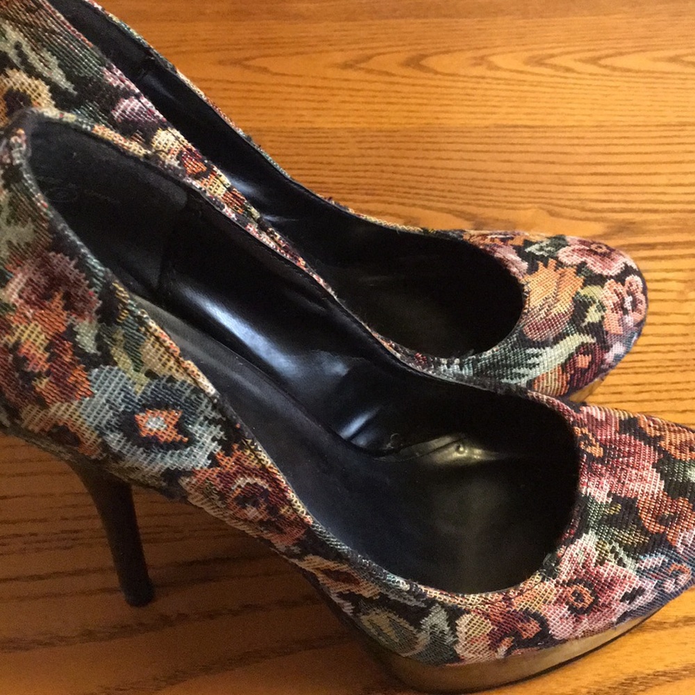 Shoes - Picture 3 of 8